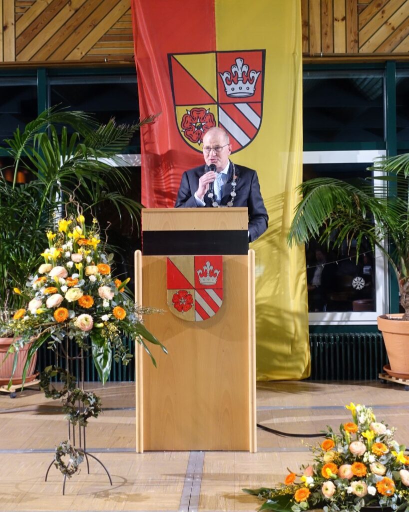 Bürgermeister Fankhaenel Bein einer Sitzung des Gemeinderats Neunkirchen a.S.
